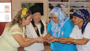 Gündüz tarlada, akşam sahnede... Köylü kadınlar tiyatroda buluştu!