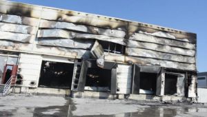 İzmir'de başlayan yangın 4 işletmeyi kullanılamayacak hale getirdi!