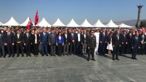 Kurtuluşun 97. Yılında 350 metrelik bayraklı yürüyüş... İzmir'de kurtuluş törenleri başladı!