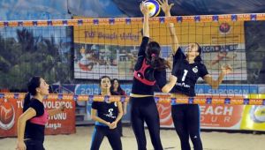 İzmir'de plaj voleybolu rüzgarı... 28 takım mücadele edecek!