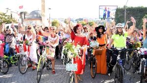 İzmir'de 'süslü kadınlar bisiklet turu'nda pedallar özgürlük için çevrildi
