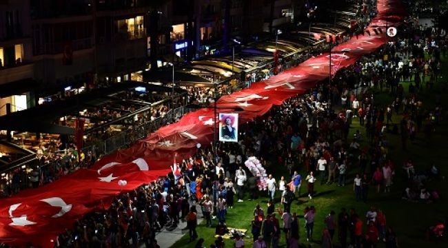 İzmir'in doğum günü fener alayıyla kutlandı!