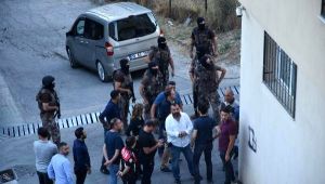 İzmir Karabağlar'da bir kişi havaya ateş açtı, özel harekat sevk edildi