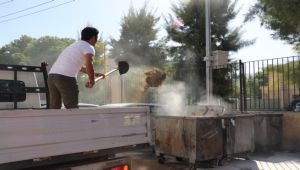 Konak'ta kimyasal madde atılan çöp alev aldı!