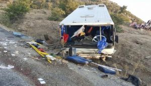 Manisa'da işçilerin midibüsü şarampole devrildi: 17 işçi yaralı