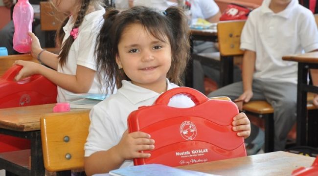 Menderes Belediyesi öğrencilerin ihtiyaçlarını karşıladı