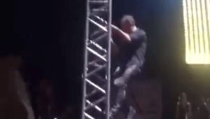 Sanatçı Haluk Levent İzmir konserinde direk dansı yaptı