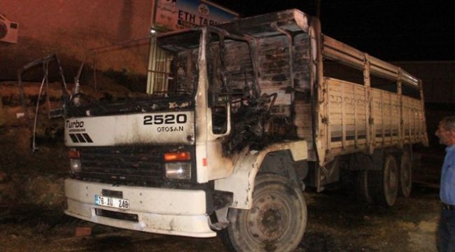 Torbalı'da park halindeki kamyon alev aldı