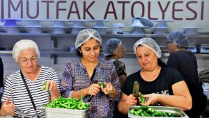 Bornovalı kadınlar kışa hazırlanıyor