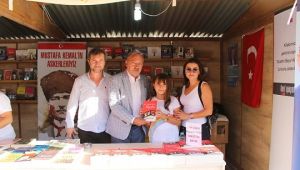 CHP'li Bayır İstanbullu okurları için kitabını imzaladı
