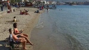 Foça sıcak havanın keyfini sürüyor