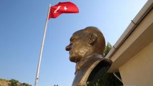 Gaziemir'de Atatürk büstü yenilendi