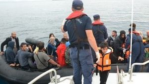 İzmir'de kaçak göçmen operasyonu: 201 kaçak ile 4 organizatör yakalandı