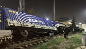İzmir'de yük treni devrildi!