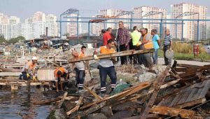 Karşıyaka'da kaçak iskeleler toplandı