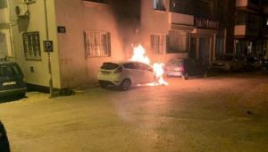 Menemen'de park halindeki araç yandı!