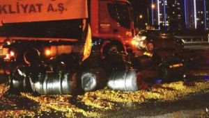Turşu tırı devrildi... Turşu bidonları yola saçıldı!