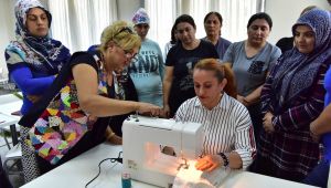 Bornova'da 'takı tasarım' kursuna kadınlardan yoğun ilgi