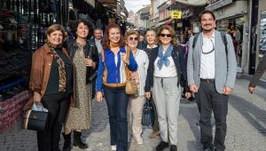 CHP'li başkan eşlerinde gündem 'Kadın'