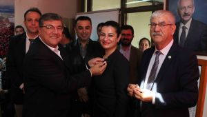 CHP’li Sındır'dan yeni üyelere rozet