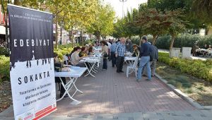 Çiğli'de 'Edebiyat Sokakta' etkinliğine yoğun ilgi