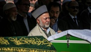 En acı gün: Oğlunun ve torununun cenaze namazını kıldırdı
