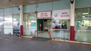 İzmir'de bir kişi evde tartıştığı 3 arkadaşını bıçakladı