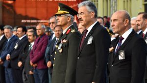 İzmir'de dokuzu beş geçe hayat durdu