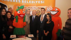 Kılıçdaroğlu Menderes Standını Ziyaret Etti