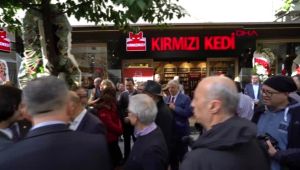 Kırmızı kedi kitabevi Alsancak'ta açıldı