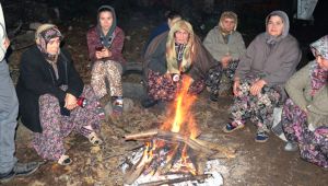 Balıkesir'deki deprem sonrası vatandaşlar geceyi ateş başında geçirdi