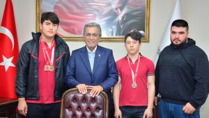 Başkan Uygur'a Şampiyon güreşçilerden ziyaret