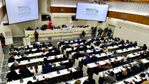 Büyükşehir Meclisi'nde Gökdelen tartışması: Başkan Soyer'den Batur'a 'Başkana güveniyorum'