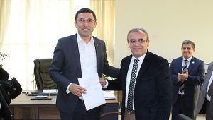 CHP’li Özcan mazbatasını aldı