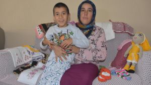 Çiğli'de Oğlunun tedavisi için ördüğü ürünleri satan anneden yardım talebi