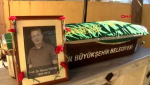 Evinde ölü bulunan akademisyen, İzmir'de toprağa verildi