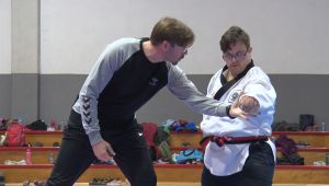 Gaziemir'de başarı hikayesi...Engellerini taekwondo ile aşıyor