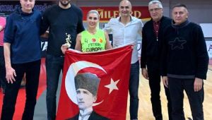 İzmirli basketbolcu Belgrad'da zirvede