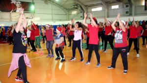 Karşıyakalı kadınlardan yılbaşı zumbası!