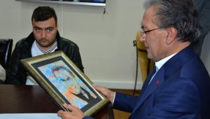 Özel öğrencilerden Başkan Uygur’a hediye