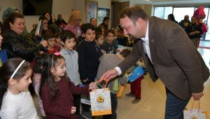 Başkan Gümrükçü’den çocuklara karne hediyesi