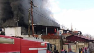 Bir evde çıkan yangın başka bir eve sıçradı, itfaiye seferber oldu