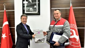 Davranışı ile örnek olan çalışana Başkan İduğ’dan teşekkür belgesi