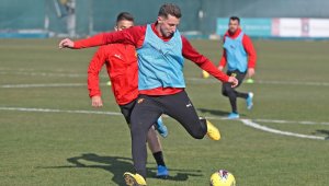 Göztepe'de yeni transfer Kamil Wilzeck ilk antrenmanına çıktı