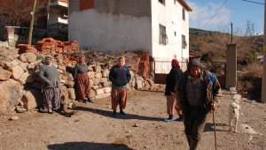 Heyelan mağdurları hayvanlarını bırakıp gidemiyor