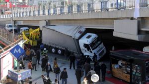 İzmir'de yasaklı yola giren tır, köprüye takıldı