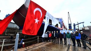 İzmir’in yeni arabalı feribotu suya indirildi