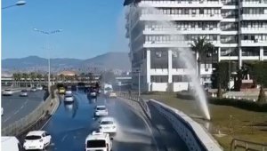 İzmir'de su borusu patladı; sürücüler fışkıran suyla araçlarını yıkadı