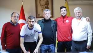 Menemenspor'dan defansa takviye