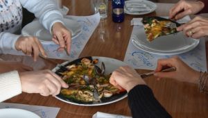 ‘Siyah hamurlu pizza’ görenleri şaşırtıyor!